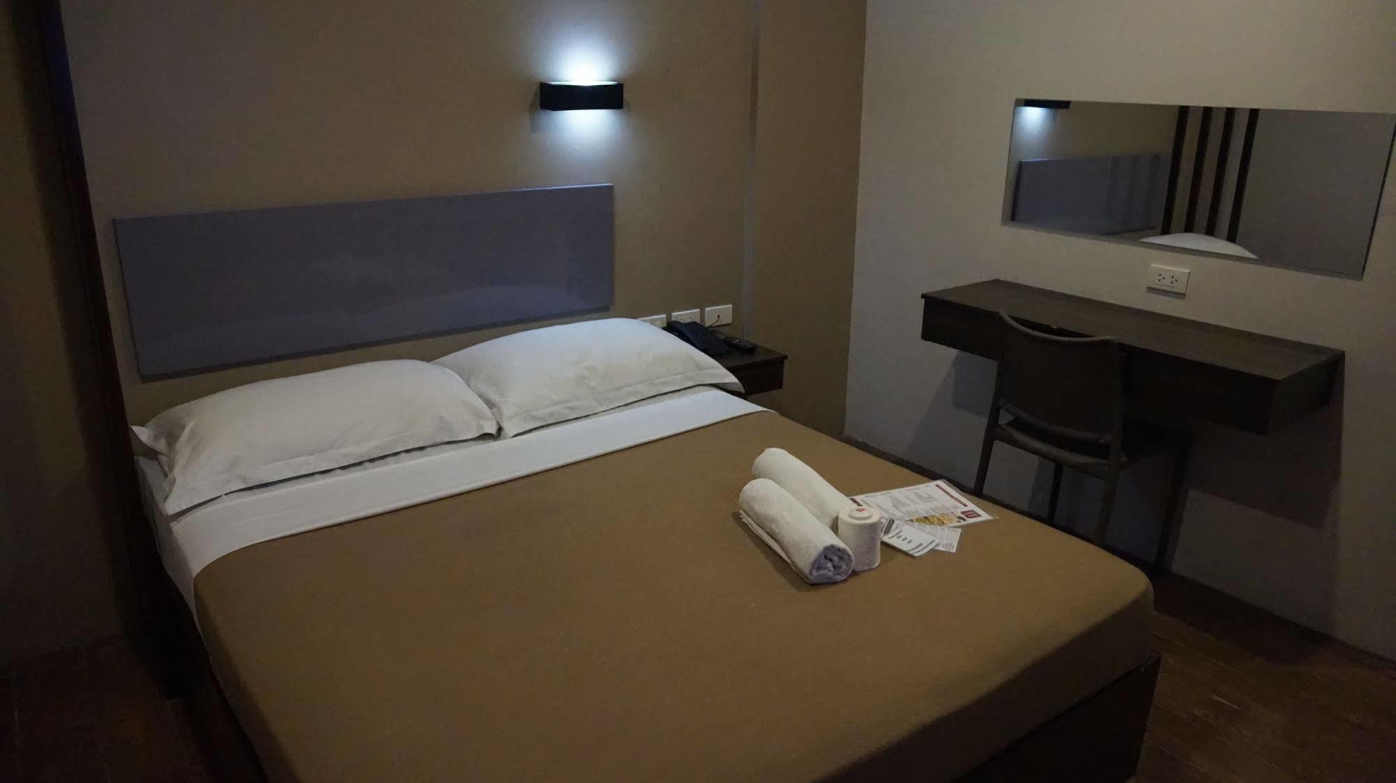 OYO 637 Fox Hotel  Quezon City Esterno foto