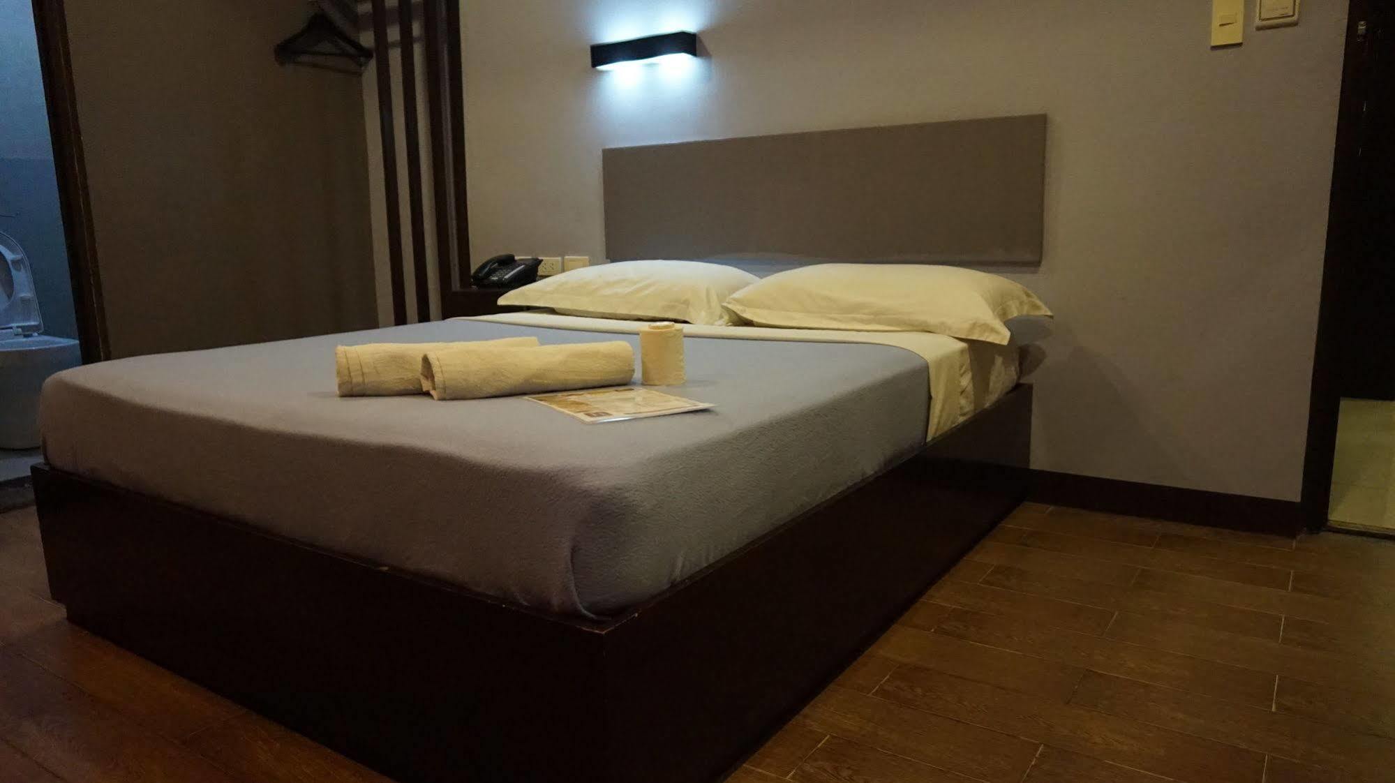 OYO 637 Fox Hotel  Quezon City Esterno foto