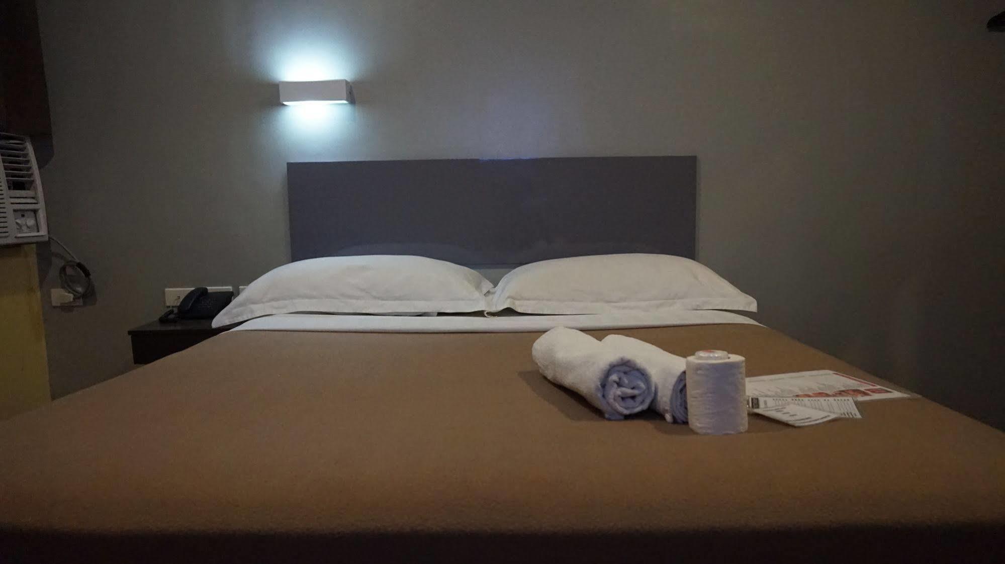 OYO 637 Fox Hotel  Quezon City Esterno foto