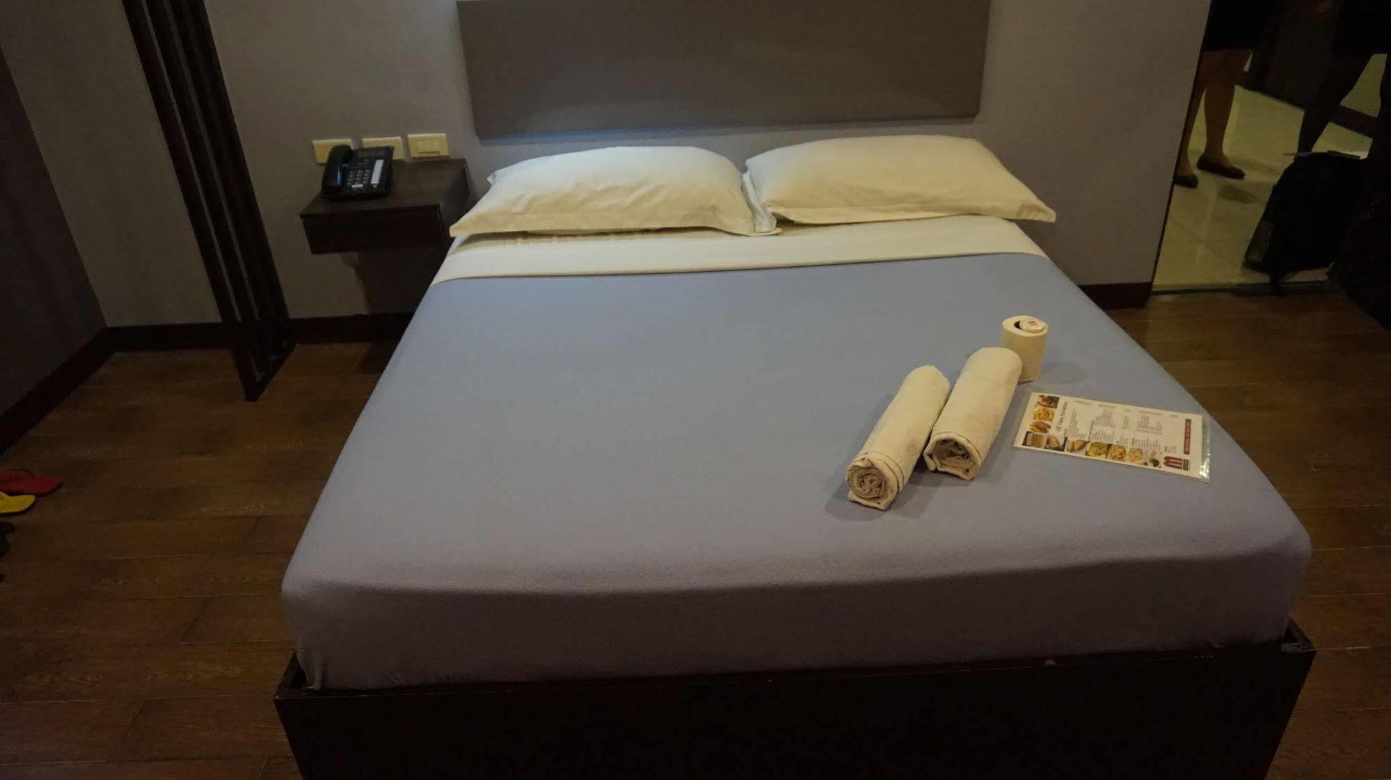 OYO 637 Fox Hotel  Quezon City Esterno foto