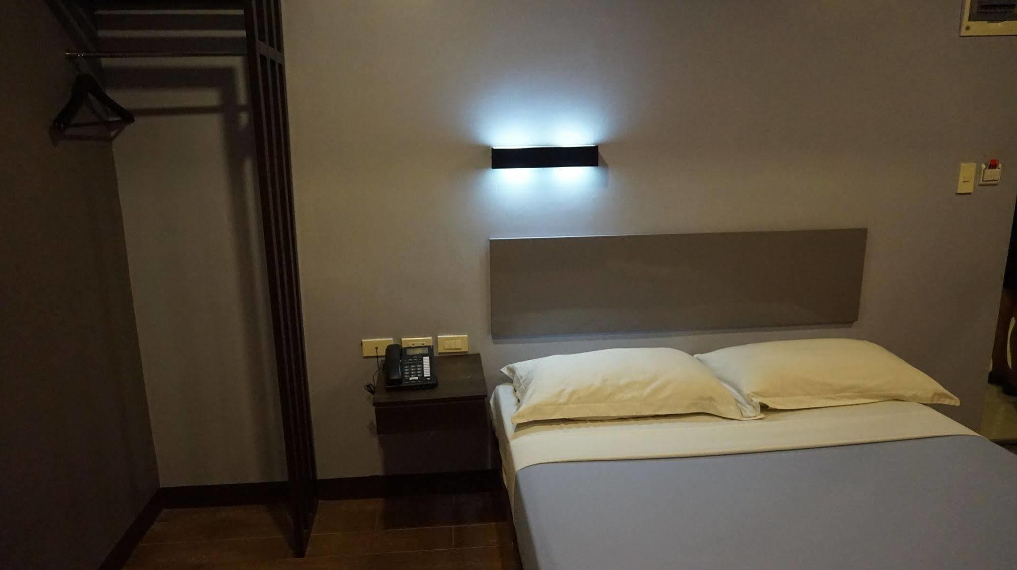 OYO 637 Fox Hotel  Quezon City Esterno foto