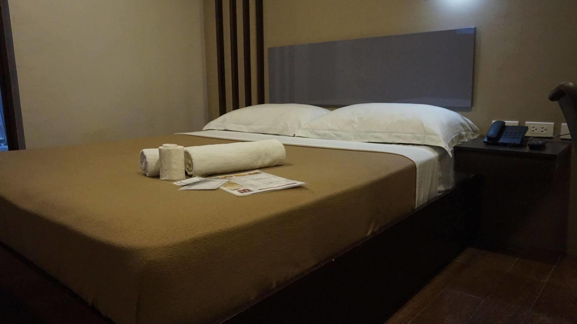 OYO 637 Fox Hotel  Quezon City Esterno foto
